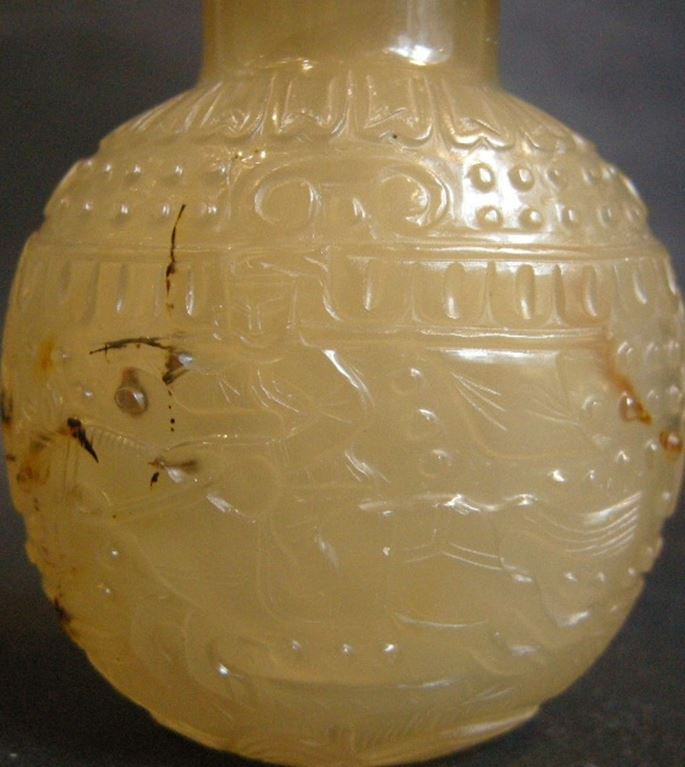Snuff bottle agate sculpted over the entire surface with horseman - mask in the shoulders | MasterArt